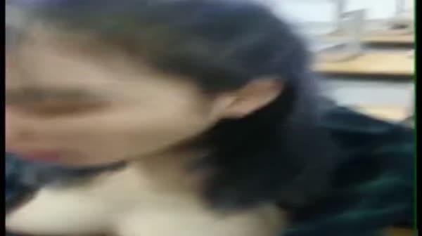 网爆门事件推特社交流出没戴胸罩的学妹和男朋友在教室啪啪对白很有内涵